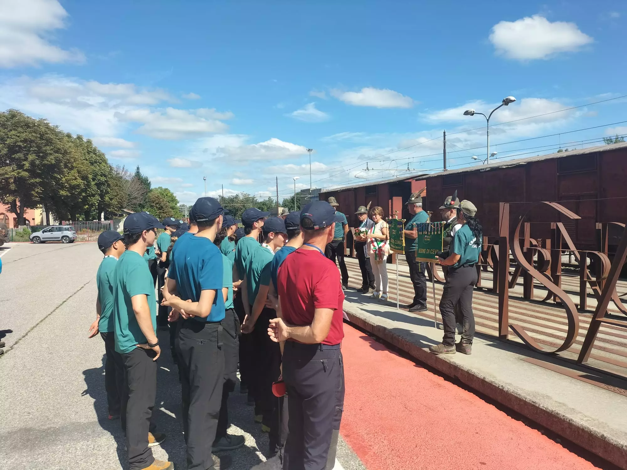 Un momento della visita dei giovani del campo scuola ANA 1