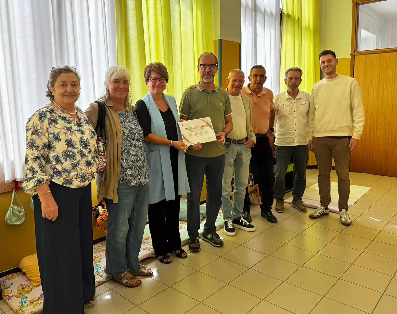 La consegna dell'attestato di ringraziamento a Mauro Manfredi da parte della Giunta borgarina e dei responsabili degli uffici comunali
