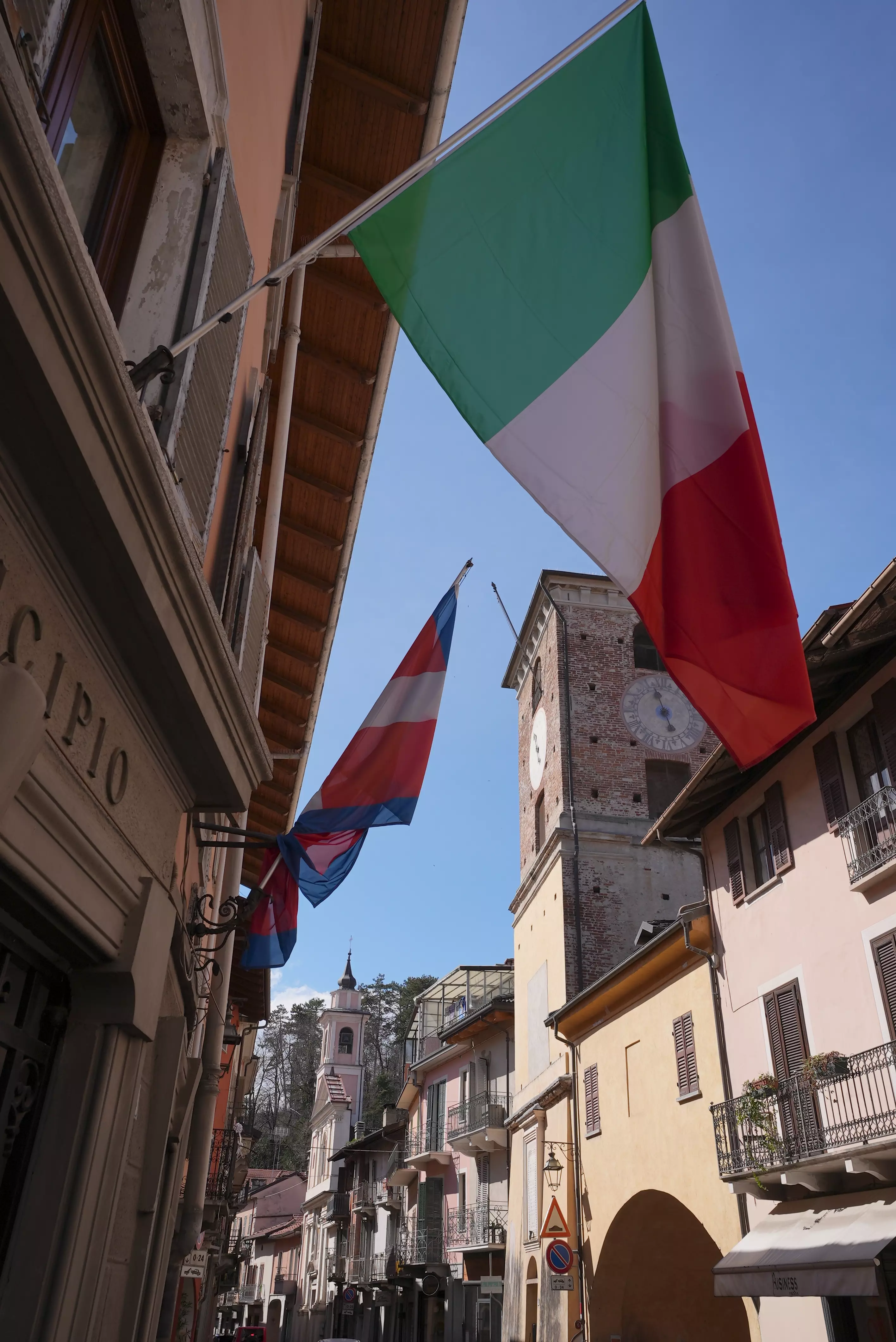 Bandiera tricolore esposta sulla facciata del Municipio di Borgo San Dalmazzo