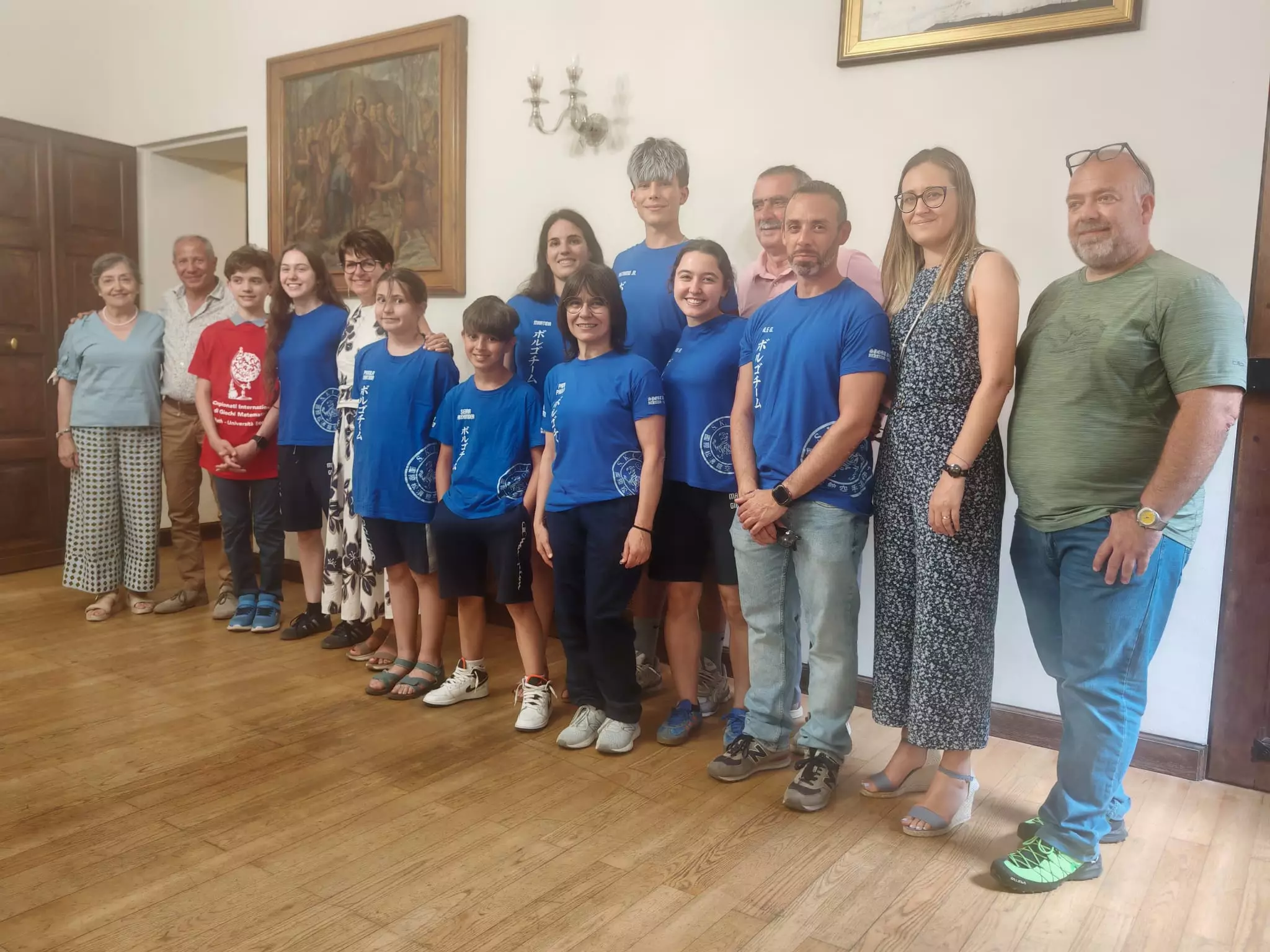 La Giunta di Borgo San Dalmazzo con atlete e atleti del Shotokan Karate (magliette blu) e il giovane 