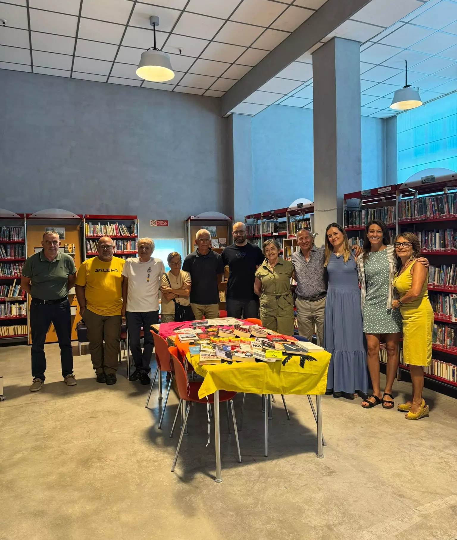 La consegna dei libri in Biblioteca Anna Frank a Borgo San Dalmazzo